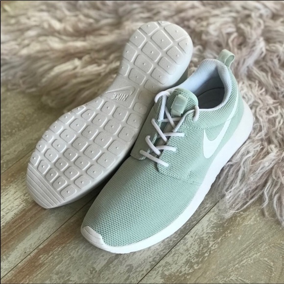 NWT Nike Roshe One Mint Rare - Picture 3 of 8